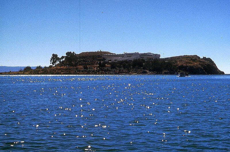 File:Hotelinsel in Puno.jpg