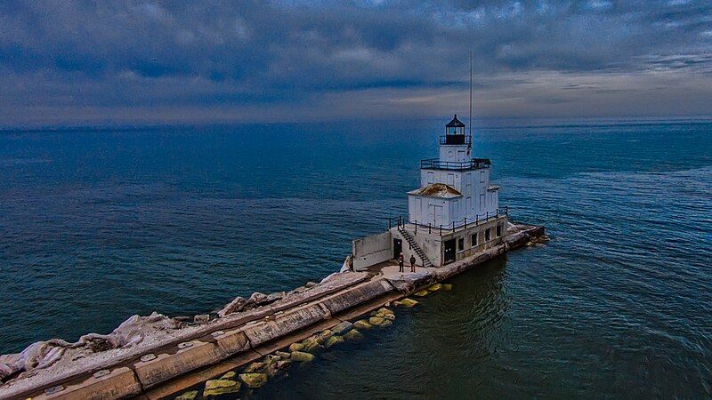 File:Manitowoc Breakwater Light.jpg