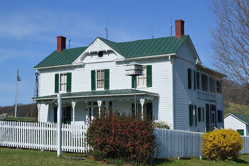 File:Maple Front Farmhouse.jpg