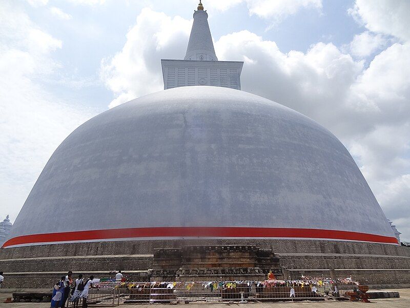 File:Ruwanwelisaya Stupa 18.JPG