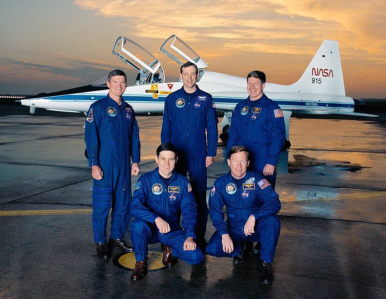 File:STS-41 crew.jpg