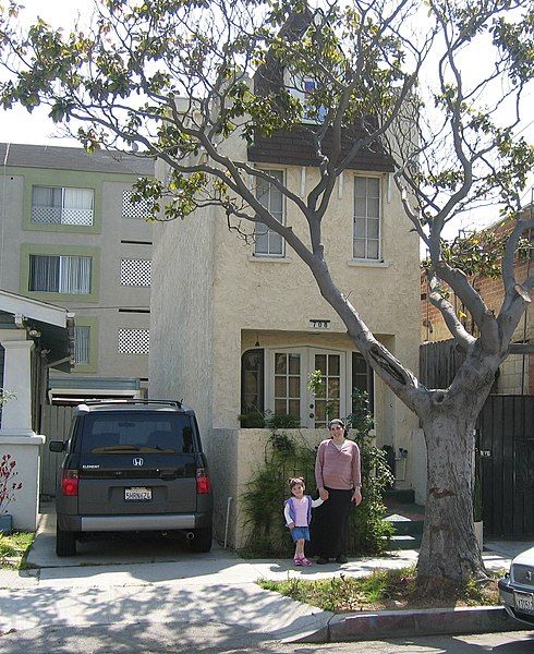 File:Skinnyhouselongbeach.jpg