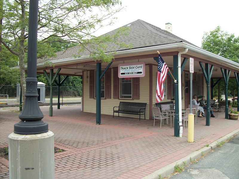 File:Speonk Trackside Cafe.JPG