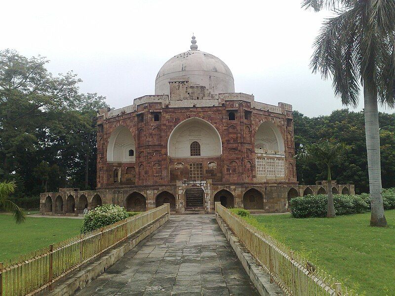 File:Tomb of Qutubuddin.jpg