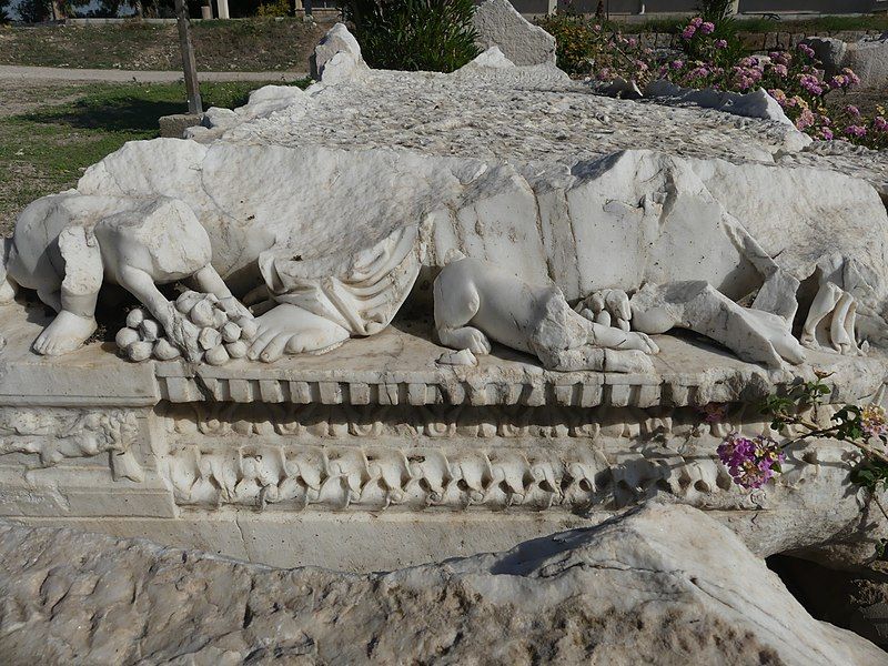 File:TyreAlBassRomanNecropolis SarcophagusBase RomanDeckert20112019.jpg