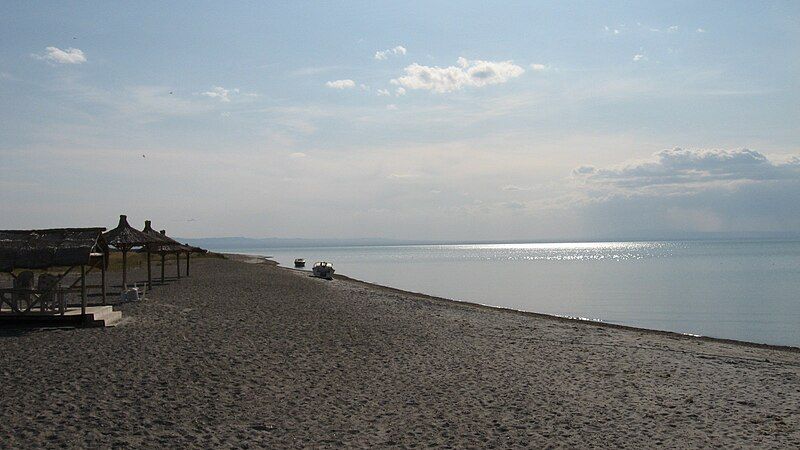 File:Ulungur lake.jpg