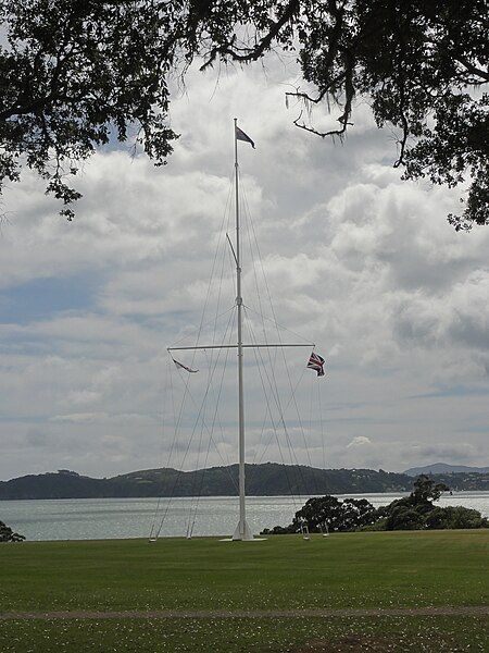 File:Waitangi flagg staff.JPG