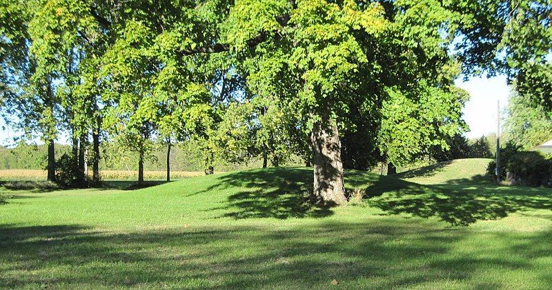 File:Briscoe Mounds.jpg