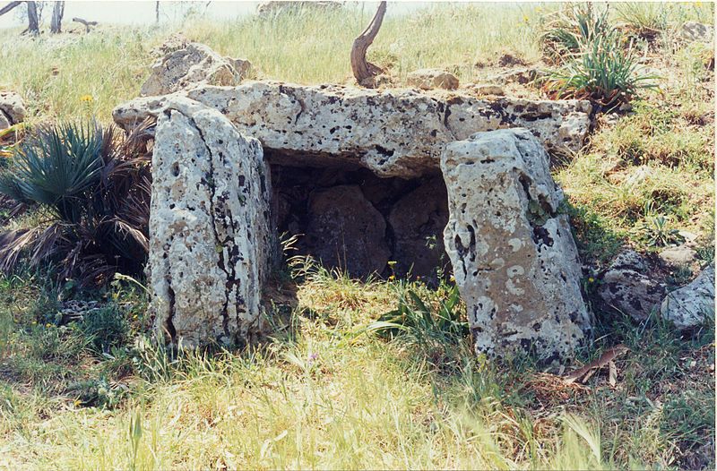 File:Dolmenmontebubbonia.jpg