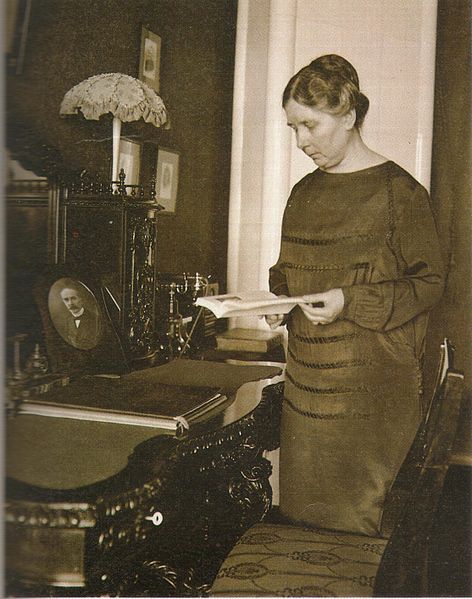 File:Ester Ståhlberg reading.jpg