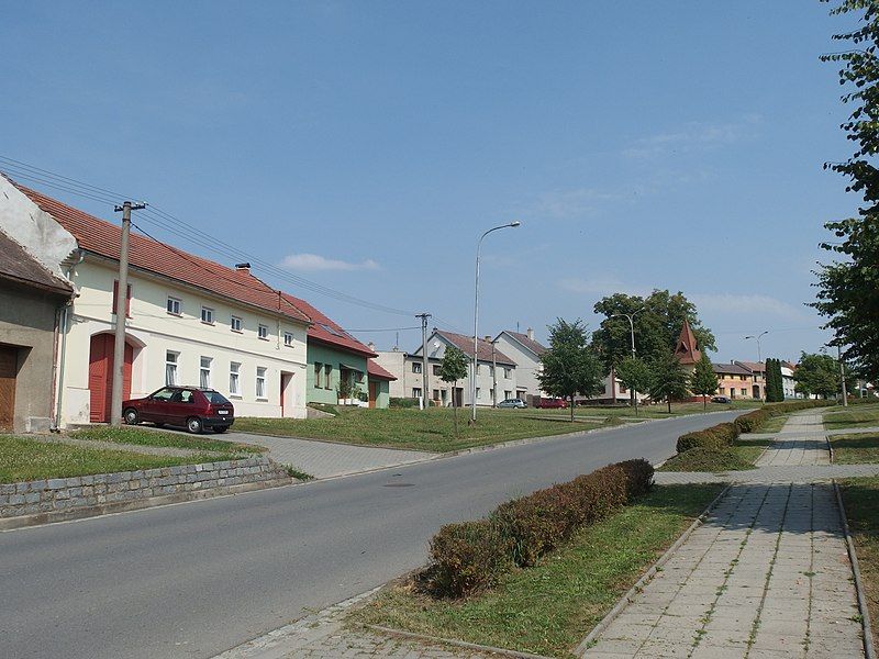 File:Jarohněvice, náves.JPG