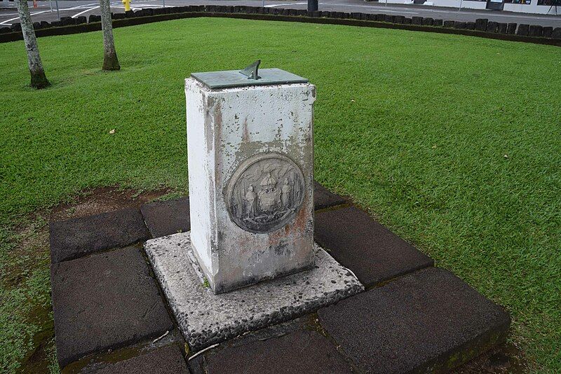 File:Kalakaua Park, sundial.jpg