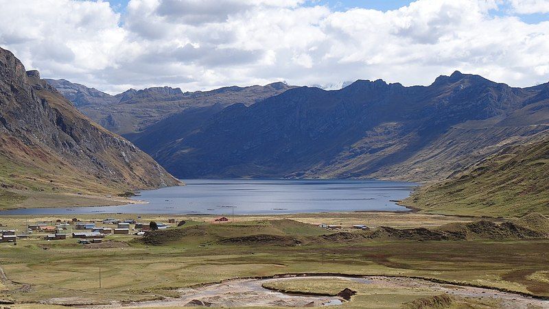 File:Laguna Lauricocha 07488.jpg