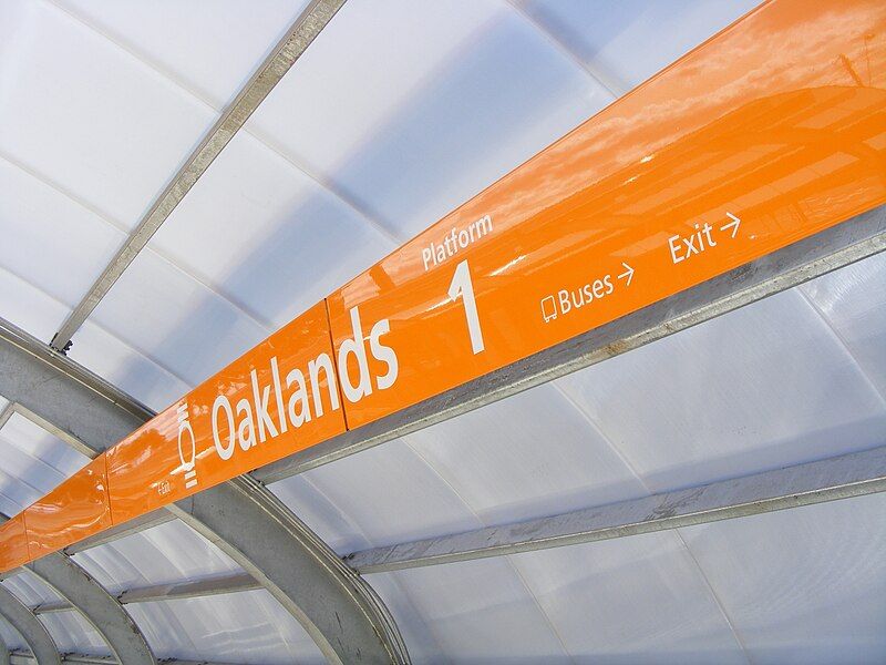 File:OaklandsRailwayStationAdelaideSignage.jpg