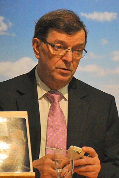 File:Paavo Väyrynen 2x3.jpg