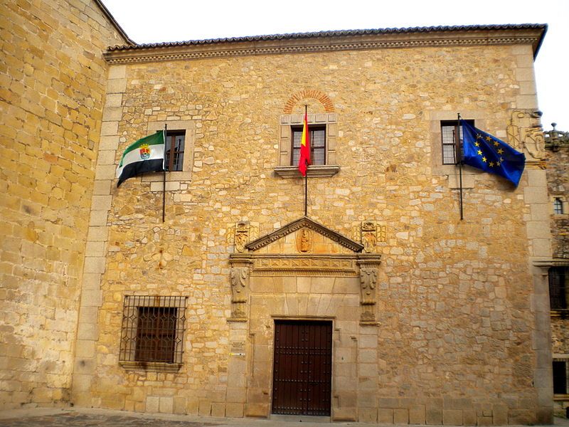 File:Palacio Provincial Caceres.JPG