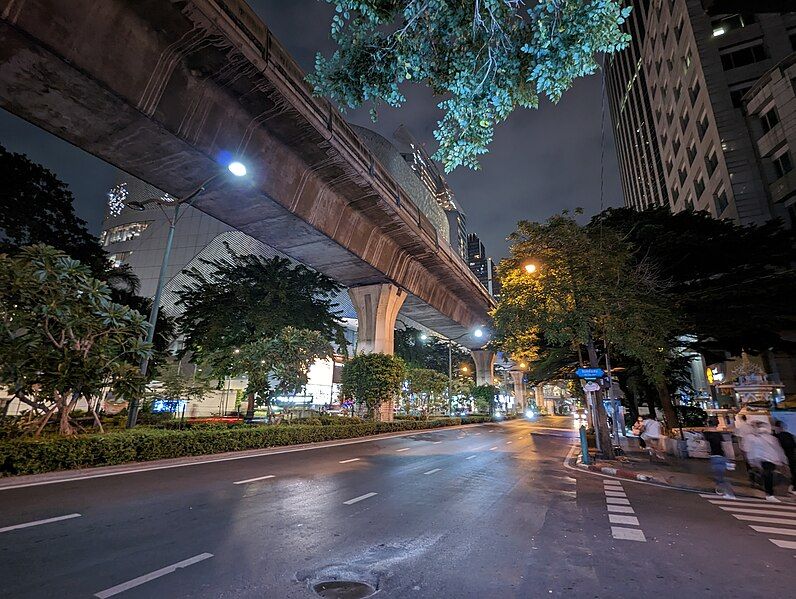 File:Phloen Chit Road.jpg