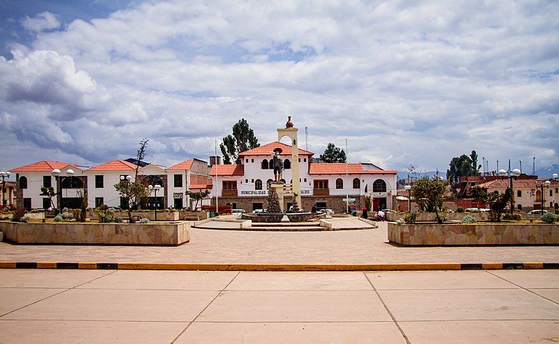 File:Plaza Chinchero.jpg