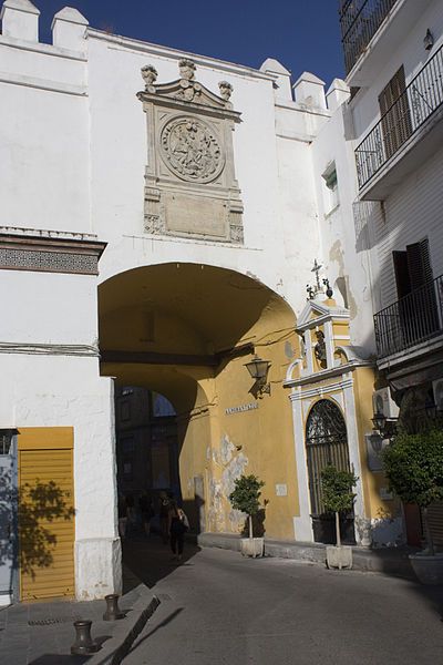 File:Sevilla-Puerta Almirantazgo-20110915.jpg