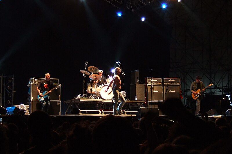 File:Stooges Milan '06.jpg