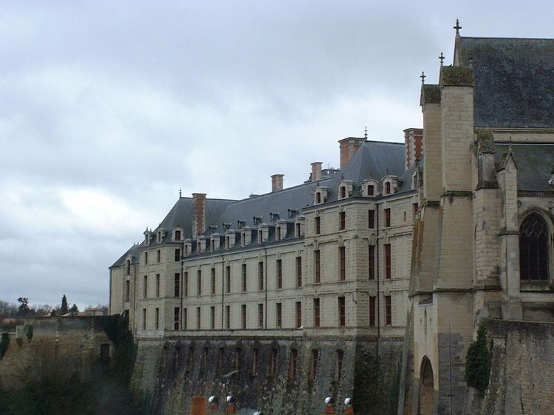 File:Thouars-chateau-tremoille-face-thouet.jpg