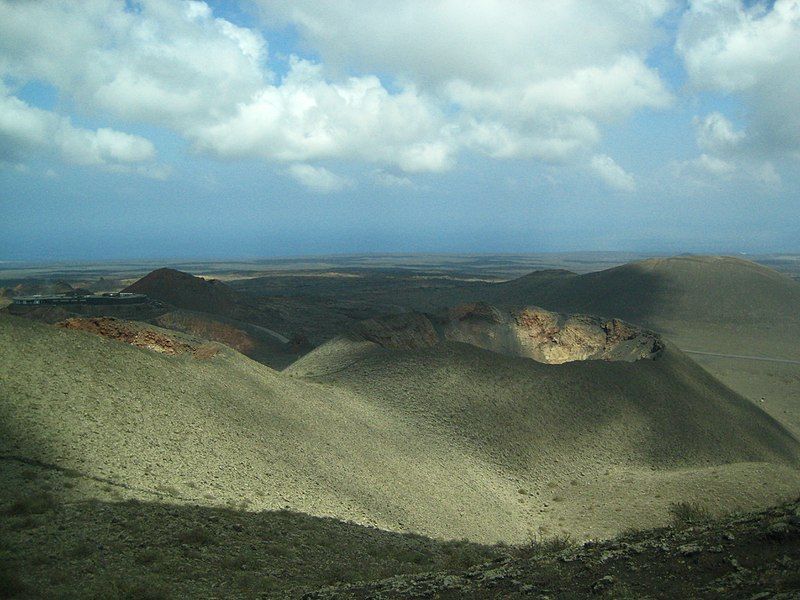 File:Timanfaya boca volcán.JPG