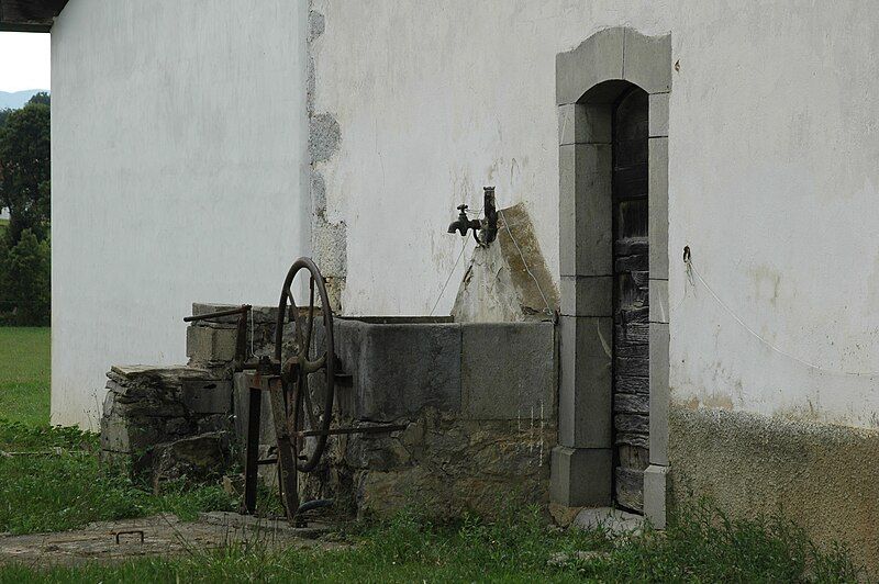 File:Ainhice-Mongelos lavoir.jpg