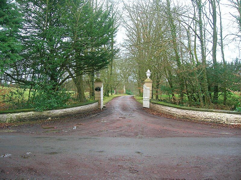 File:Annick Lodge gates.JPG