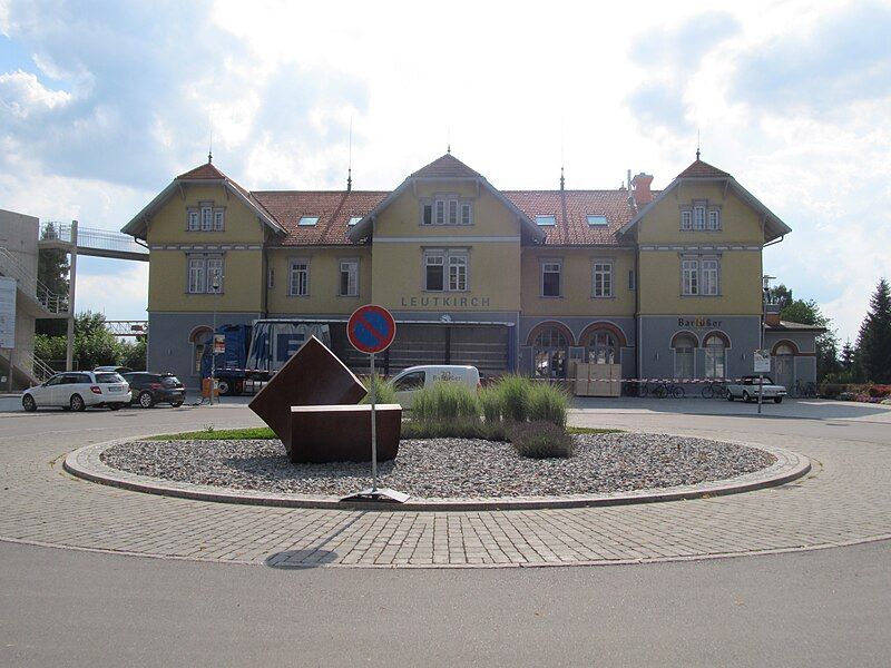 File:Bahnhofsgebäude Leutkirch.JPG