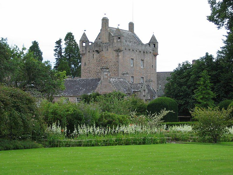 File:CawdorCastleScotland.jpg