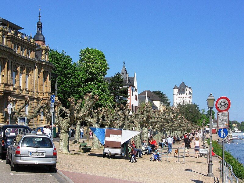 File:EltvillePlatzVonMontrichardRheinuferpromenade.JPG