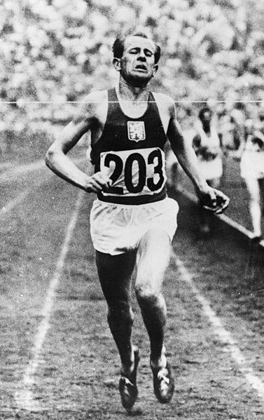 File:Emil Zátopek finish.jpg