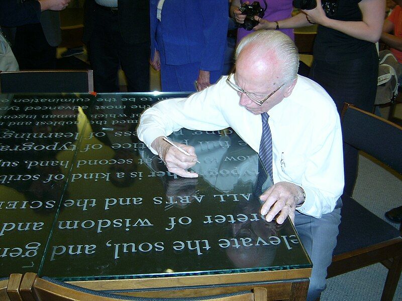 File:Hermann Zapf signing.jpg