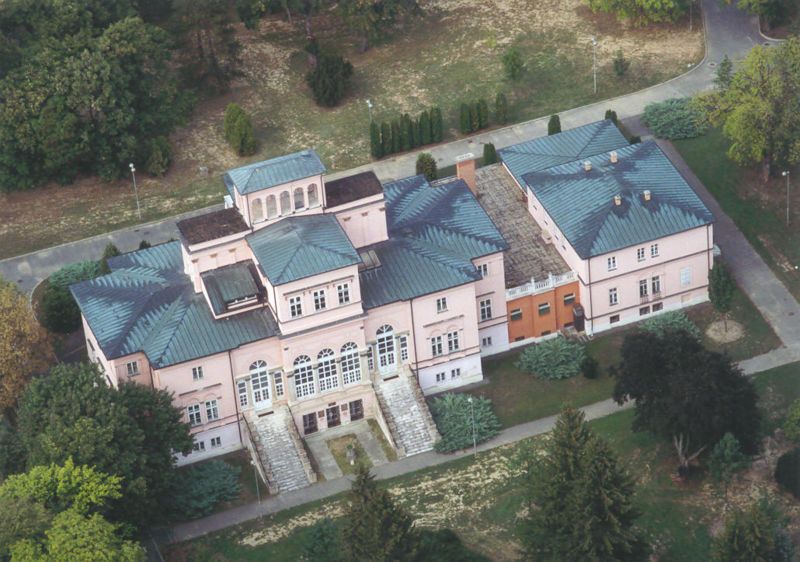 File:Ikervár - Palace.jpg