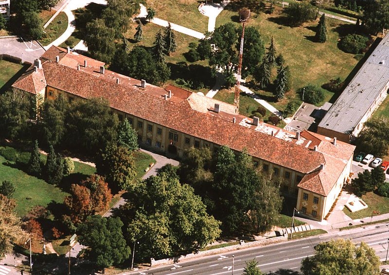 File:Kapuvár - Palace.jpg