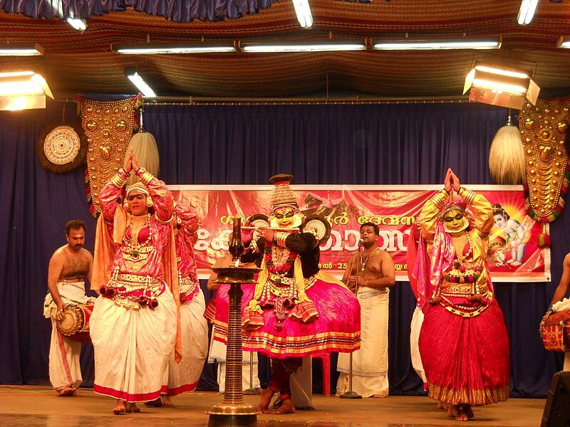 File:Krishnanattam Guruvayur 2.jpg