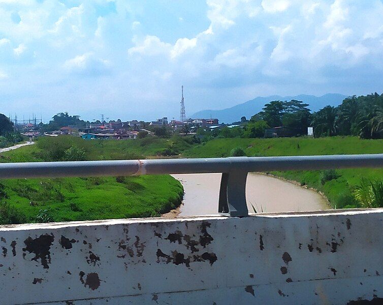 File:Linggi River, Rantau.jpg