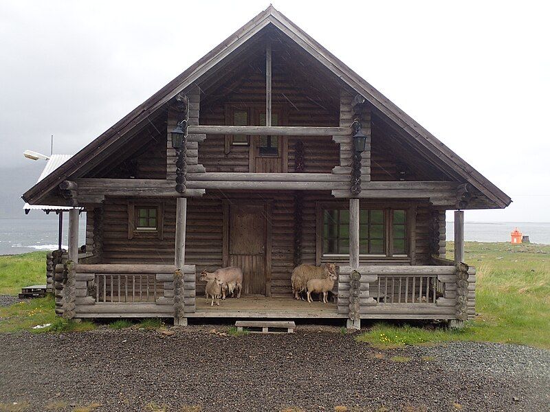 File:Near Reyðarfjörður.jpg