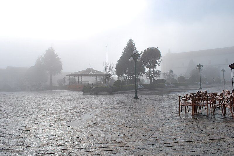 File:SquareFogZacatlan.JPG