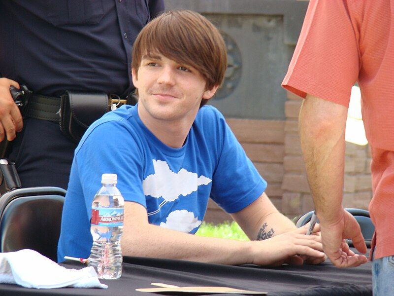 File:Drake Bell 2007.jpg