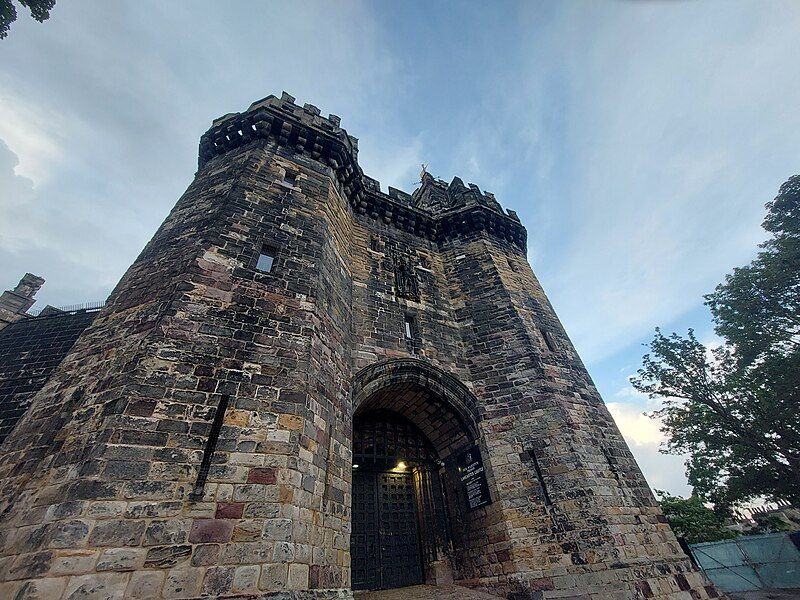 File:Lancaster Castle (Entrance).jpg