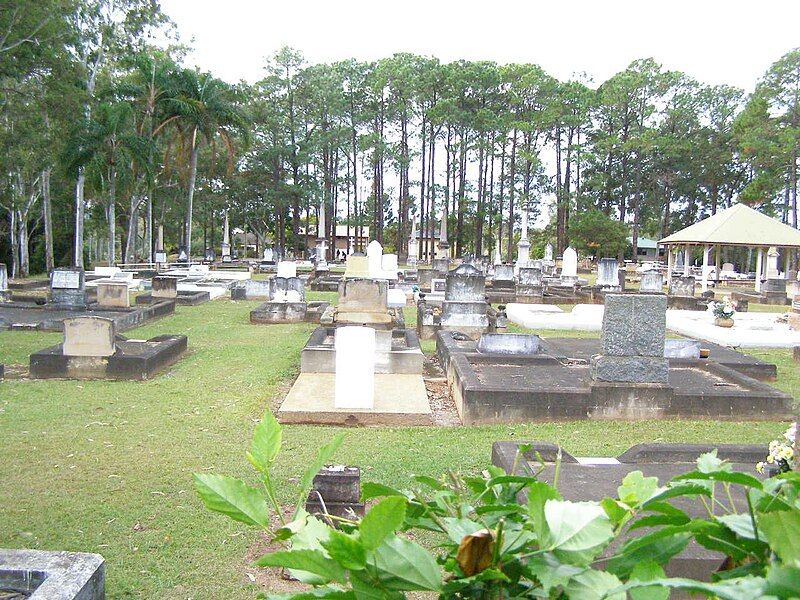 File:Lawnton cemetery, 2006.jpg