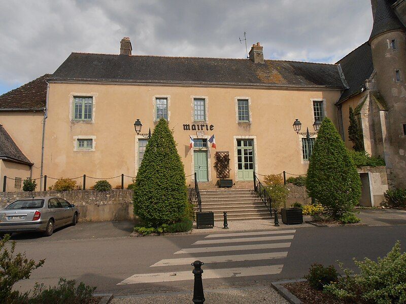 File:Maigné town hall.JPG