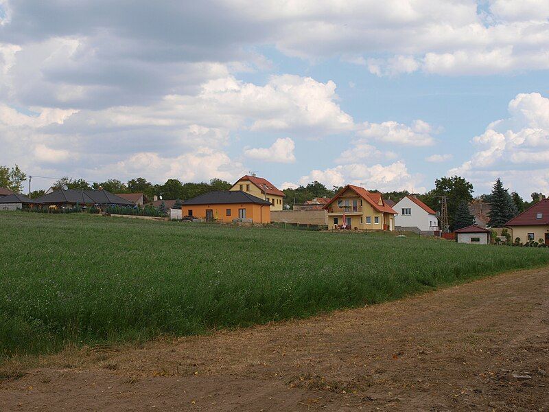 File:Neuměřice, pohled.jpg