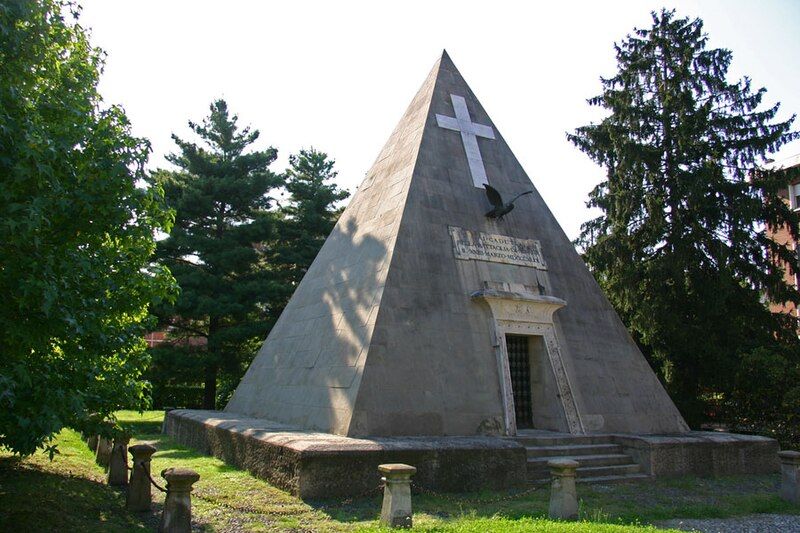 File:Novara Piramide.jpg