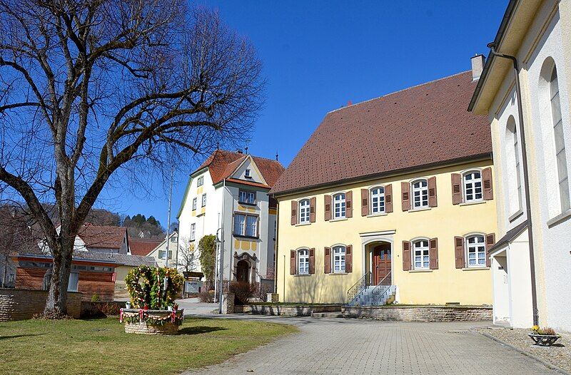 File:Osterbrunnen Obernheim (Zollernalbkreis).jpg