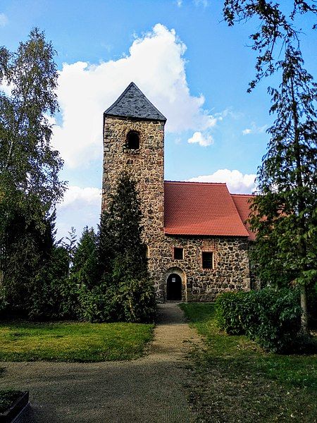 File:Rademin Kirche Sraßenansicht.jpg