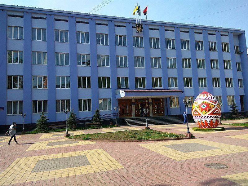 File:Rakhiv administrative building.jpg