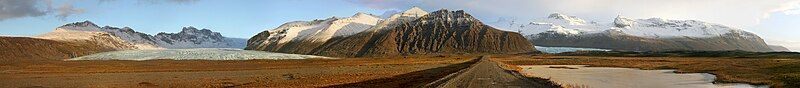 File:Road to Svínafellsjökull.jpg