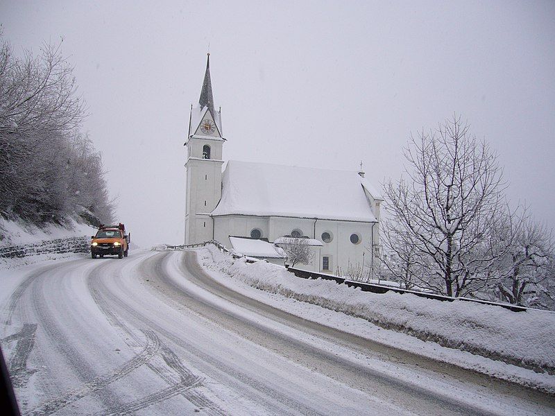 File:SchlueinKirche.JPG